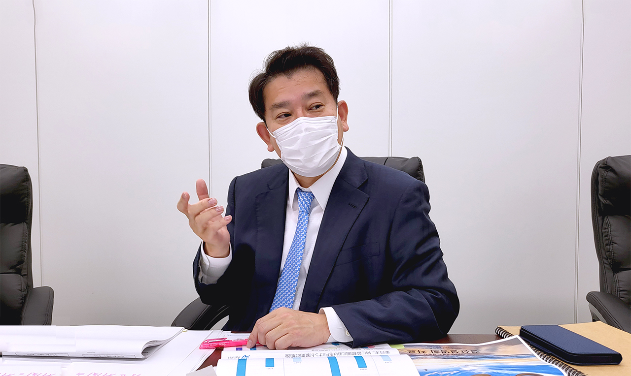 지난 17일 일본 마루노우치에 위치한 암비스홀딩스 본사에서 만난 시바하라 케이이치 대표는 재택형 의료병상이 초고령 사회 의료 해결책이라고 했다.