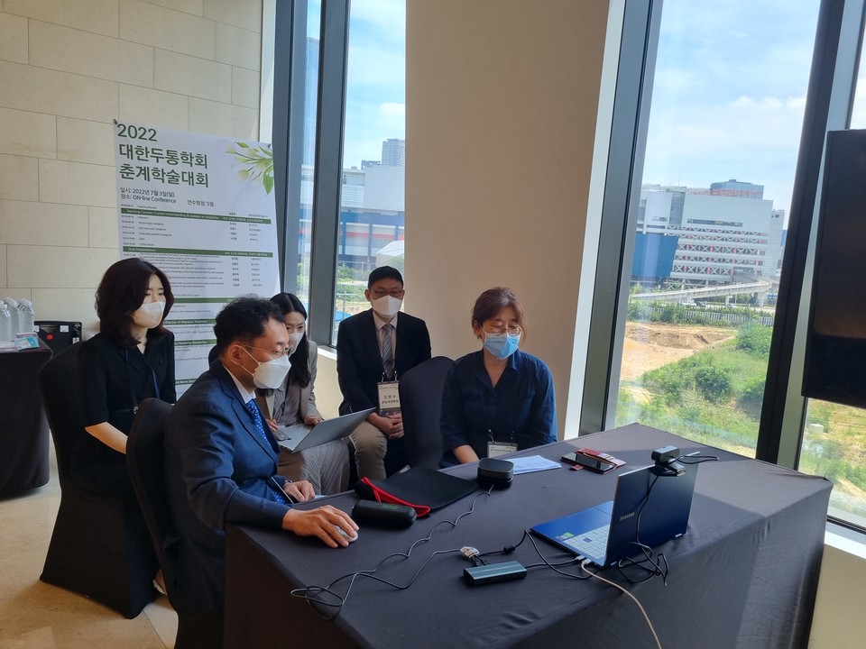 서울대병원에서 온라인 춘계학술대회를 진행하고 있는 대한두통학회 학술간사진 모습. 