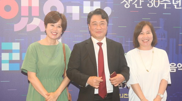 ‘코로나19 극복기념 시민·의료진 위로음악회’에 참석한 방송인 박미선 씨(왼쪽)와 청년의사 이왕준 발행인(가운데)