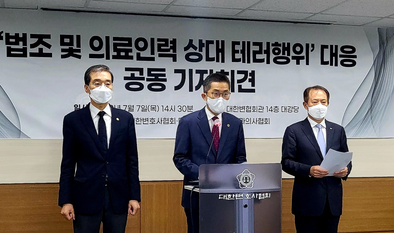 법조계와 의료계가 폭력 사태 공동 대응에 나섰다. 대한변호사협회 이종엽 회장, 대한의사협회 이필수 회장, 대한치과의사협회 박태근 회장(사진 왼쪽부터).