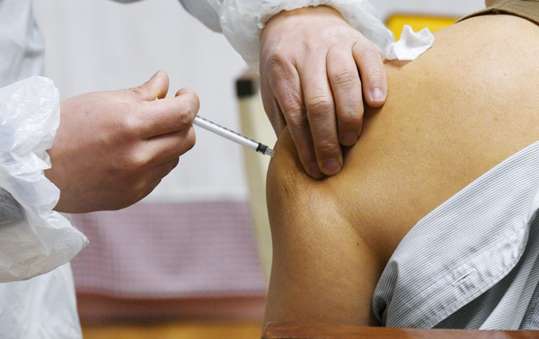 코로나19 백신 접종을 2차까지 마친 사람은 그렇지 않은 사람보다 코로나19에 걸려도 급성심근경색이나 뇌졸중이 발생할 위험이 준다는 연구결과가 나왔다(사진출처: 청년의사 DB).