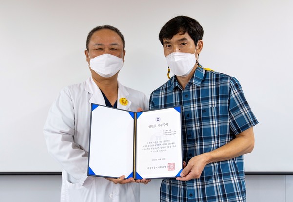 의정부을지대병원 김병식 원장(왼쪽)은 지난 2일 헌혈증 100장을 기부한 공무원 장대철 씨에게 기부증서를 전달했다(사진제공: 의정부을지대병원).