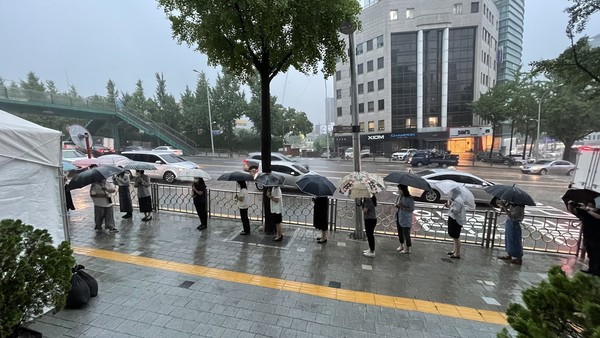 기록적인 폭우가 내린 지난 8일에도 시민들은 우산을 쓰고 분향소를 찾아 고인을 추모했다(사진제공: 간협).