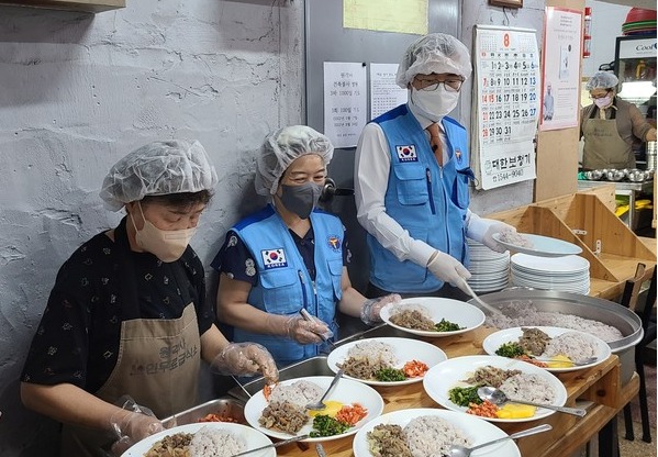 대한의사협회 이필수 회장(오른쪽)과 백현욱 부회장(가운데)은 지난 9일 탑골공원 인근 원각사노인무료급식소에서 300여명을 대상으로 급식을 배식하는 봉사활동을 가졌다(사진제공: 의협).