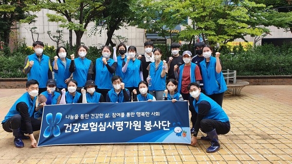 건강보험심사평가원 원주본원과 서울·인천·수원지원 임직원으로 구성된 봉사단이 18일 최근 집중호우로 피해가 발생한 경기 광명지역을 방문해 수해복구 작업에 힘을 보탰다.