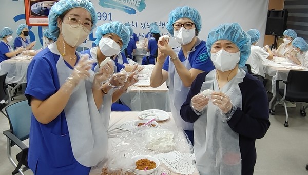 근로복지공단 대전병원 임직원들이 추석 명절을 맞아 지역 주민들에게 나눔을 실천했다.