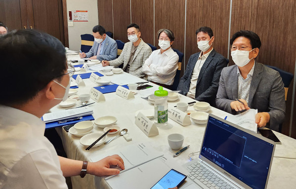 대한의사협회 커뮤니티케어특별위원회는 지난 3일 서울역 인근 식당에서 첫번째 회의를 개최했다(사진제공: 의협).