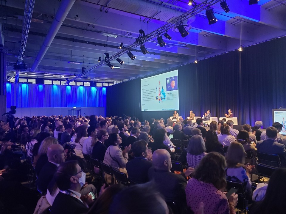 10일(현지시간) 유럽종양학회에서 슈쿠이 친 박사가 에이치엘비 리보세라닙 병용 임상 결과에 대해 발표하고 있다, HLB제공