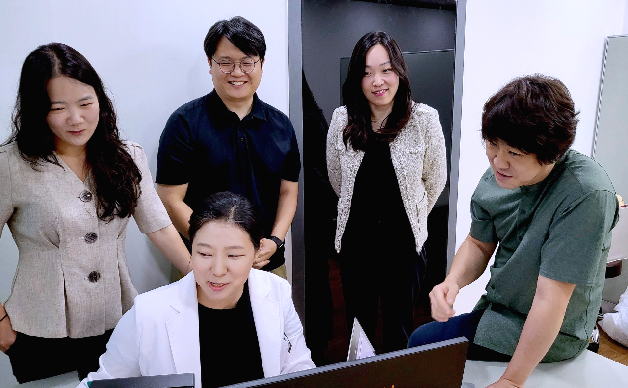 (사진 왼쪽부터)서연주 서울시의사회 정책이사, 이의선 아산케이의원 원장, 정환보 밸러스본의원 원장(회장), 권후정 변호사, 김승범 제너럴닥터 대표.