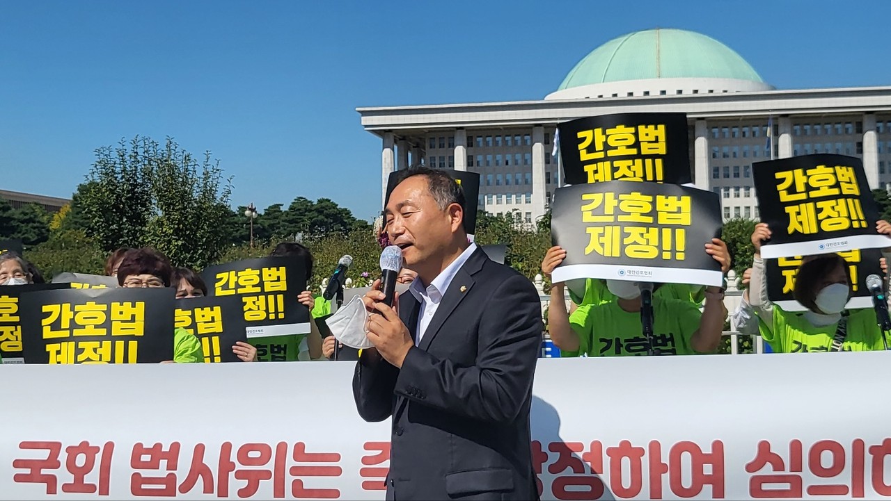 국회 복지위 소속인 더불어민주당 김원이 의원도 현장을 찾아 간호법 제정을 위해 복지위도 노력하겠다고 했다.
