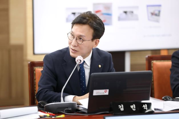 더불어민주당 김민석 의원은 20일 국회 보건복지위원회 국감에서 간호법 제정이 필요하다고 주장했다(사진제공: 김민석 의원실).
