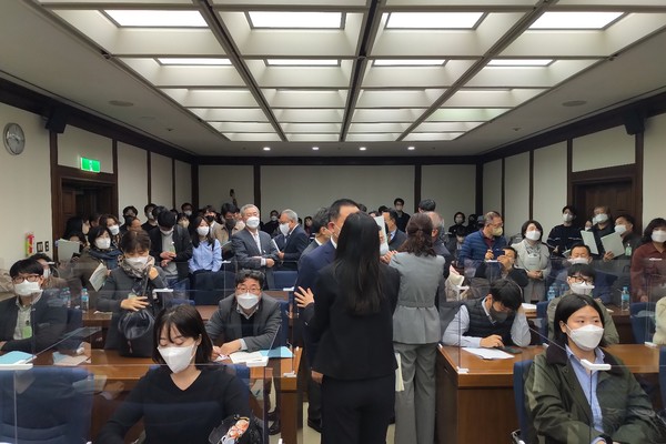 25일 오전 국회도서관 지하 1층에서 개최된 ‘간병 급여화, 간병비 국가책임제 확보’ 토론회는 요양시설협회 관계자들로 발디딜 틈이 없었다. 이날 협회 관계자들은 토론회 시작부터 "토론회 중단"을 요구했다. 