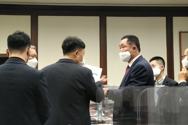 강 의원실 보좌관이 요양기관협회 명칭 사용에 대해 공식 사과를 했지만 통하지 않았다. 