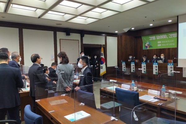  ‘간병 급여화, 간병비 국가책임제 확보’ 토론회는 1시간 가량 실랑이를 벌이다 10시 40분경에 무산됐다.