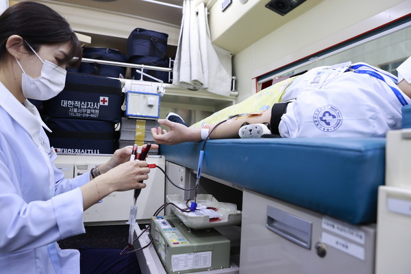 국민건강보험 일산병원이 지난 4일 직원들이 참여하는 단체헌혈을 실시했다(사진제공: 국민건강보험 일산병원).