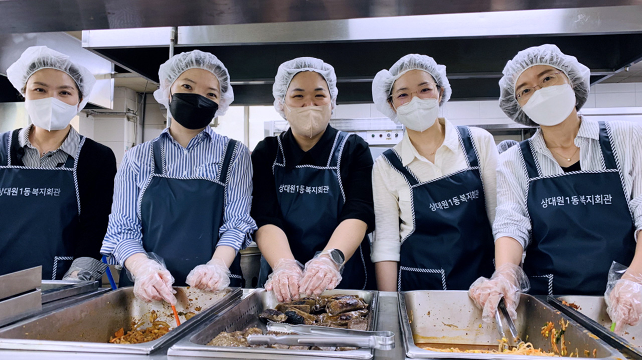 한국공공조직은행은 전 직원이 참여하는 무료 급식 지원 봉사를 진행했다(사진 제공: 한국공공조직은행).