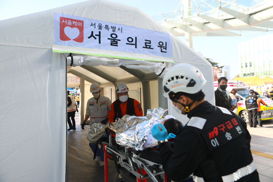 지난 23일 서울의료원에서 진행된 병원 재난상황 환자대피 합동훈련에서 119구급대가 응급환자를 현장 응급의료소로 이송하고 있다(사진제공: 서울의료원).
