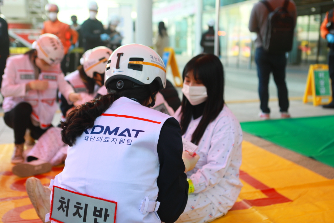 병원 재난상황 환자대피 합동훈련에서 재난의료지원팀이 응급환자 처치를 하고 있다(사진제공: 서울의료원).