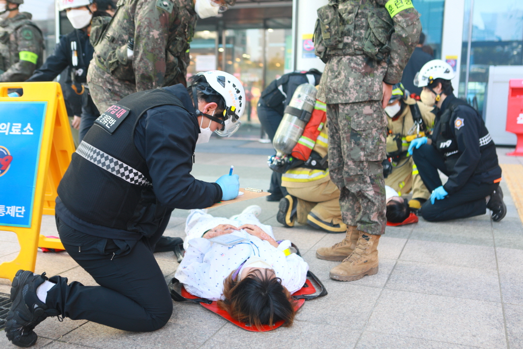 병원 재난상황 환자대피 합동훈련에서 119구급대와 군 병력이 응급환자를 분류, 이송하고 있다(사진제공: 서울의료원).