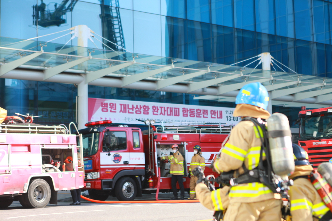 병원 재난상황 환자대피 합동훈련에서 소방관들이 화재진압 준비를 하고 있다(사진제공: 서울의료원).