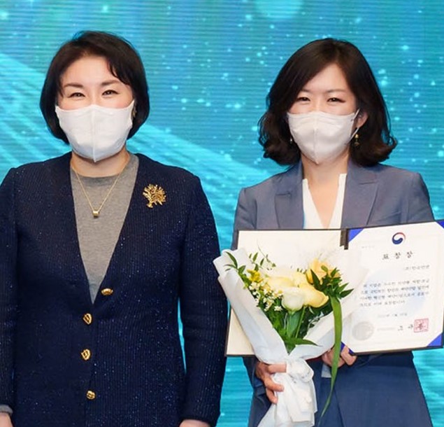 (왼쪽부터) 정은영 복지부 국장, 황성혜 한국J&J 부사장