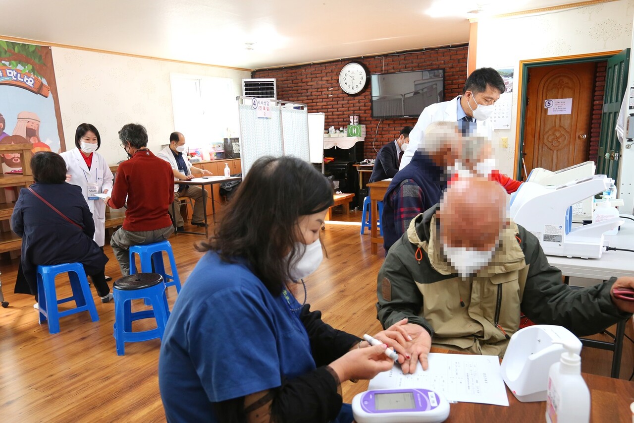 삼육서울병원이 지난 11월 24일부터 26일까지 봉화군 물야면에서 농촌 주민을 위한 ‘무료 진료 및 건강 세미나’를 개최했다고 6일 밝혔다(사진제공: 삼육서울병원).