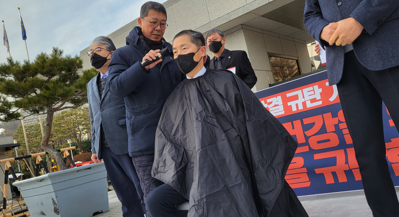 대한의사협회 이필수 회장은 26일 대법원 앞에서 열린 기자회견에서 한의사 초음파 기기 사용에 대한 대법원 판결에 항의해 삭발했다(ⓒ 청년의사).