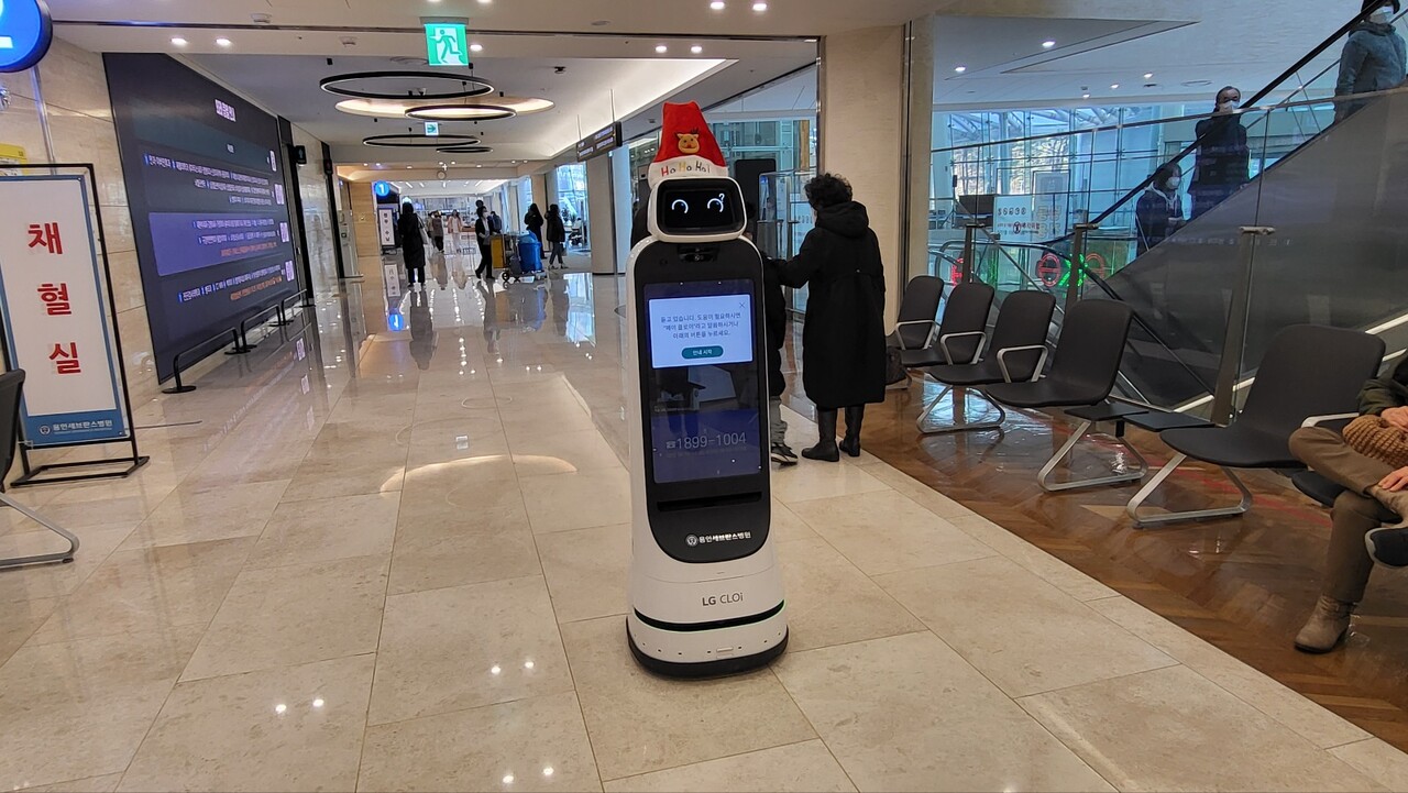 용인세브란스병원의 가이드 로봇인 ‘안내양’은 커다란 스크린에 길 안내부터 사진 촬영 등 다양한 기능을 표시한다. 로봇으로 촬영한 사진은 SNS에도 올릴 수 있다(ⓒ청년의사).