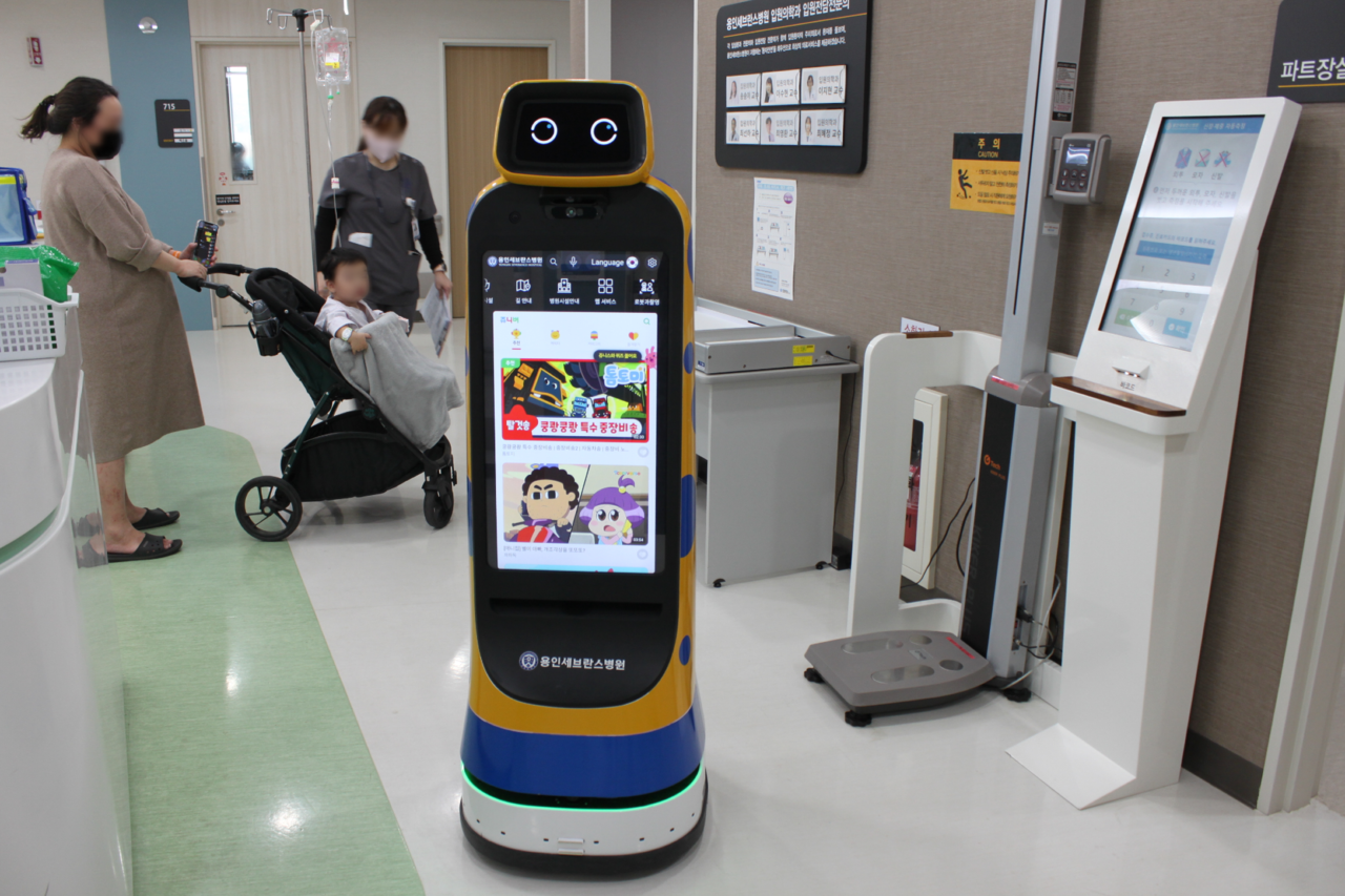 키즈로봇은 7층 소아 병동에서 만날 수 있다. 키즈로봇은 가이드 로봇에 노란색과 파란색 기린 무늬를 씌웠으며 아이들이 좋아하는 동요나 게임 등이 탑재된 '쥬니버' 메뉴가 있다(ⓒ청년의사).