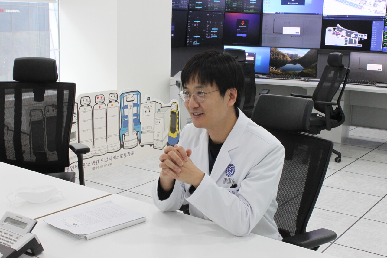 용인세브란스 디지털의료산업센터 박진영 소장은 의료현장에서 서비스 로봇 생태계를 구축하기 위해선 다양한 병원 환경에 맞춘 로봇 도입 사례가 늘어야 한다고 했다(ⓒ청년의사).