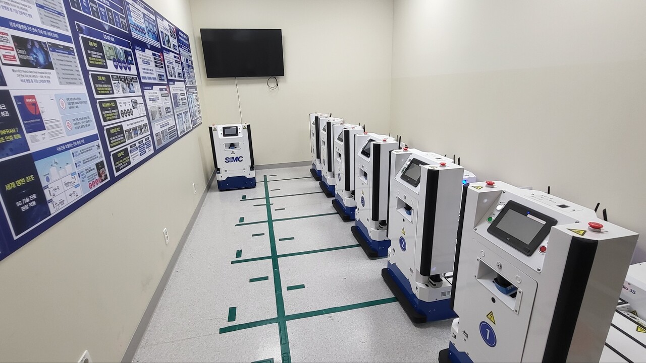 삼성서울병원의 물류 배송 로봇 AGV들이 AGV 스테이션에 정차해 있다.