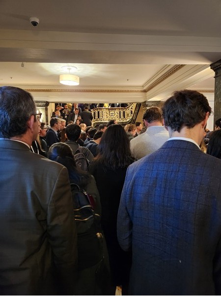 컨퍼런스 첫날 참석자들로 가득 찬 행사장 모습. 대부분이 마스크를 쓰지 않았다(ⓒKorea Biomedical Review).