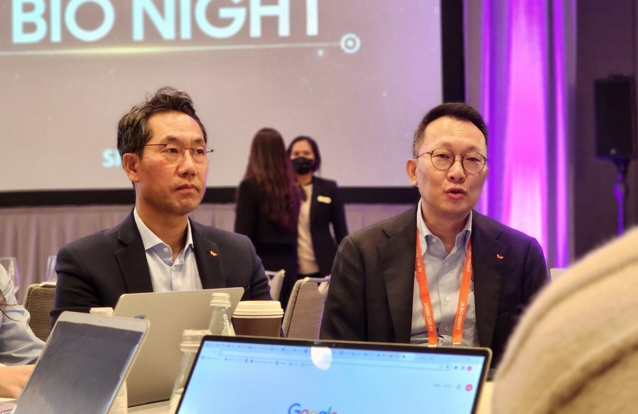 SK(주)는 11일(현지시간) 미국 샌프란시스코 포시즌스 호텔에서 'SK 바이오 나이트' 행사를 개최하고 글로벌 파트너십 강화에 나섰다. (왼쪽부터) 이동훈 SK바이오팜 대표, 김연태 SK(주) 바이오투자센터장.