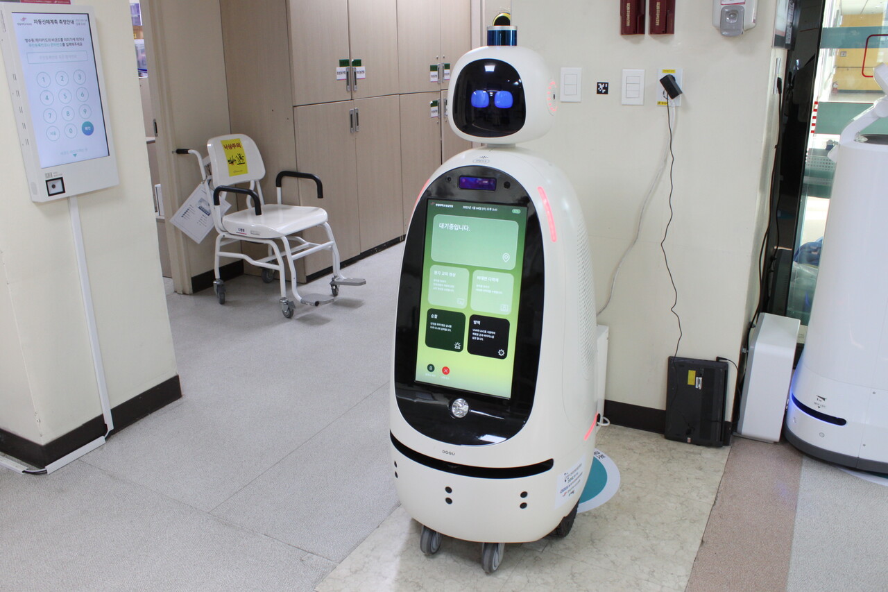 한림대성심병원 13층 병동에선 비대면 다학제로봇 ‘만능이’는 다양한 역할을 수행할 수 있다(ⓒ청년의사).