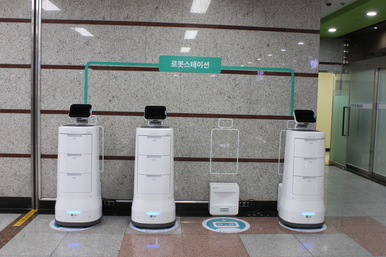 한림대성심병원 지하 1층 약제팀 앞에는 4대의 배송로봇 '나르미'가 로봇 스테이션에 서 있다(ⓒ청년의사).