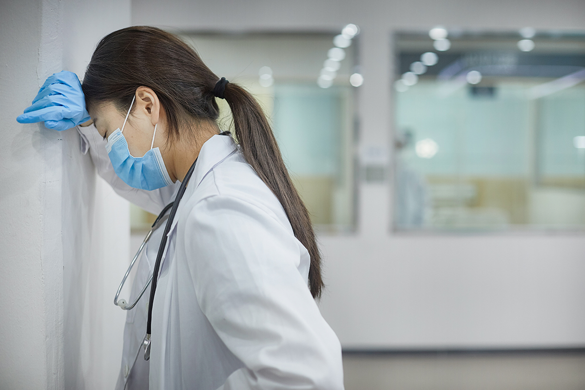 수련병원들이 소청과 전공의 인력 공백을 메우기 위해 소아 전담 입원전담전문의나 응급실전담전문의 고용에 나섰지만 인력 수급은 쉽지 않은 모양새다. 소청과 전공의 지원 모집에 실패한 이유가 입원전담전문의나 응급실전담전문의 채용에도 그대로 되풀이 되고 있다는 지적이다(이미지출처: 게티이미지).