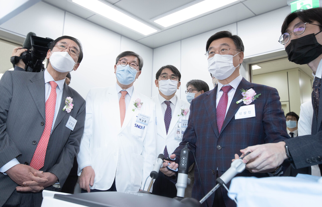 분당서울대병원이 SMART 시뮬레이션센터를 열었다. 지난 25일 개소식에는 의사 출신인 신상진 성남시장이 찾아 실제 시뮬레이션 실습을 체험했다(사진 제공: 분당서울대병원).