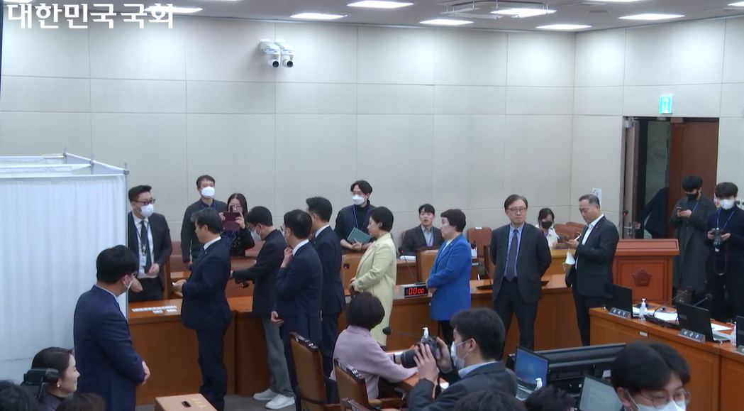 국회 보건복지위원회는 9일 전체회의를 열어 법사위 계류 중인 7개 법안에 대한 본회의 직회부 여부를 결정하는 투료를 진행, 안건을 통과시켰다.