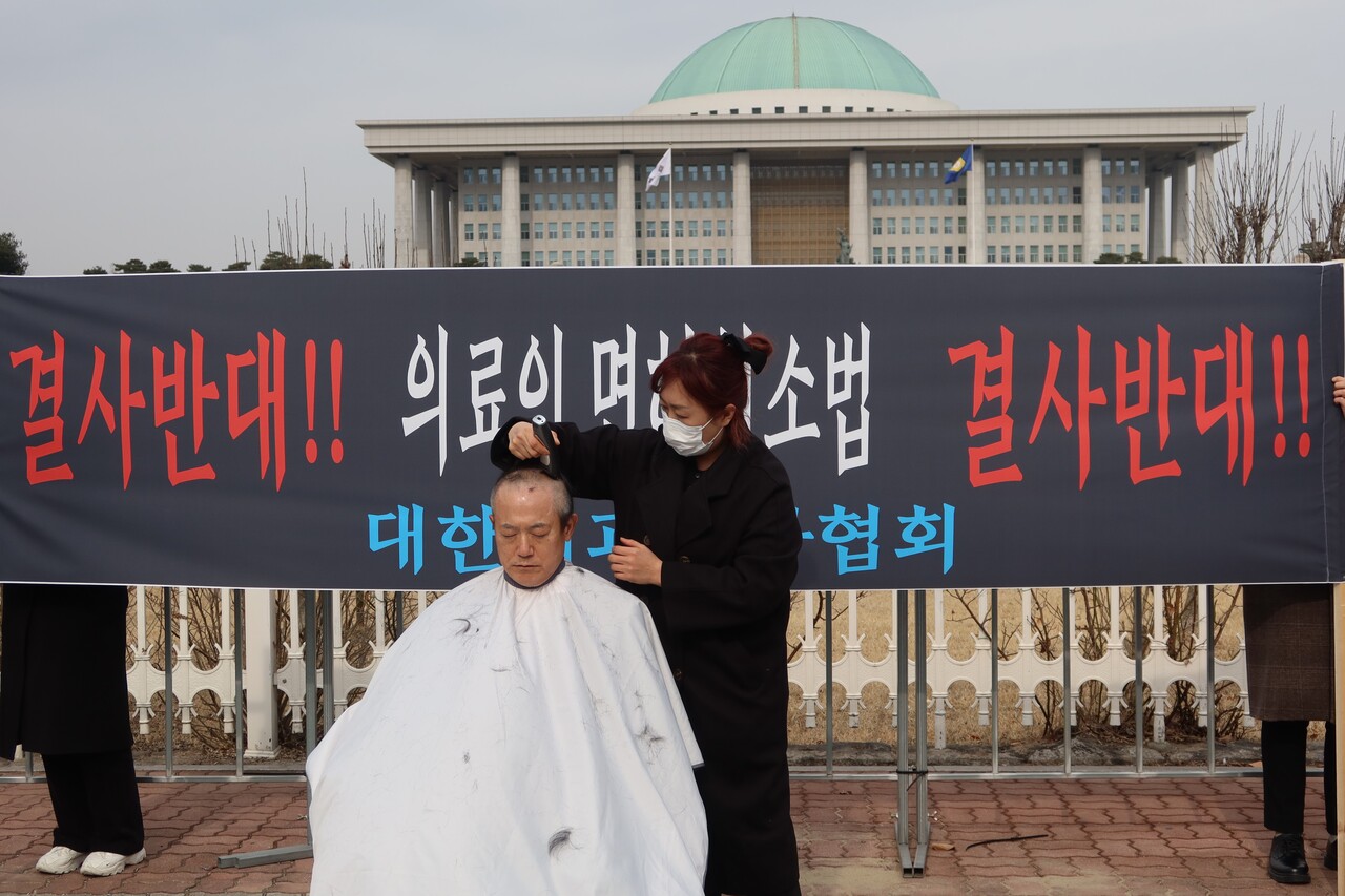 대한치과의사협회 박태근 회장은 면허관리강화법의 본회의 직회부에 반발하며 삭발을 단행했다(사진제공: 대한치과의사협회).