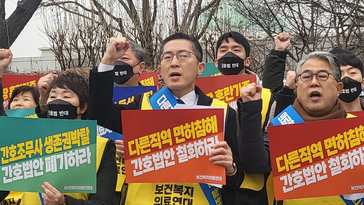 대한의사협회 이필수 회장(맨 앞줄 가운데)은 13일 오전 국회 앞에서 열린 보건복지의료연대 '간호법 강행 처리 규탄 총력 투쟁 선포식'에서 상황에 따라 파업까지 불사하겠다고 밝혔다(ⓒ청년의사).