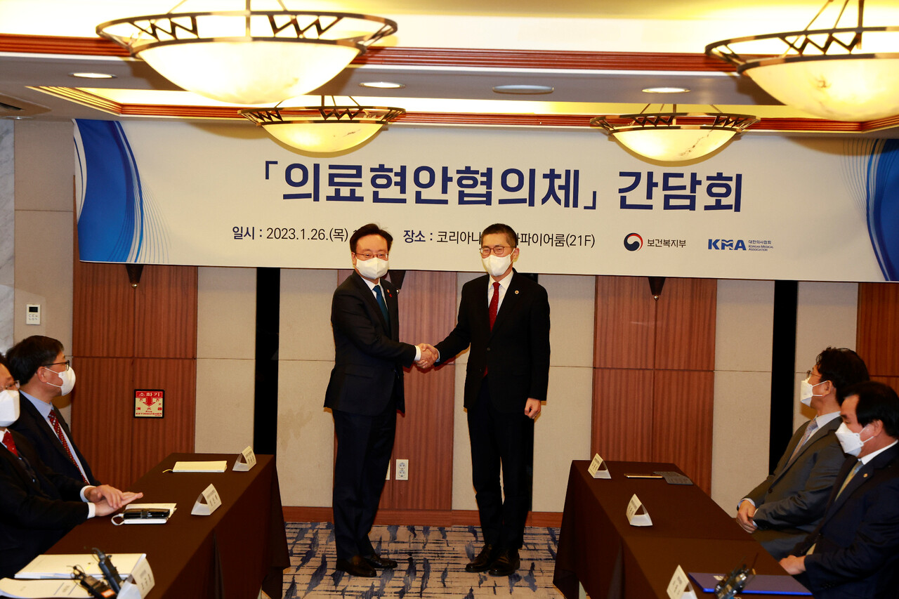 보건복지부와 대한의사협회는 지난달 26일 '의료현안협의체' 개최를 선언했다. 협의체 상견례에서 악수하는 조규홍 장관(좌)과 이필수 회장.