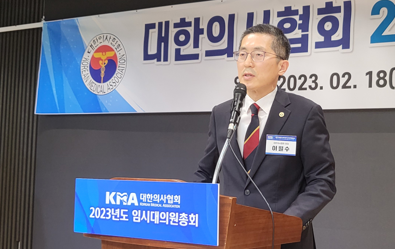 대한의사협회 이필수 회장은 18일 열린 의협 임시대의원총회에서 간호법과 '면허취소법'(의료법 개정안)이 국회 본회의로 넘어간 상황에 대해 사과하며 끝까지 막아내겠다고 말했다(ⓒ청년의사).