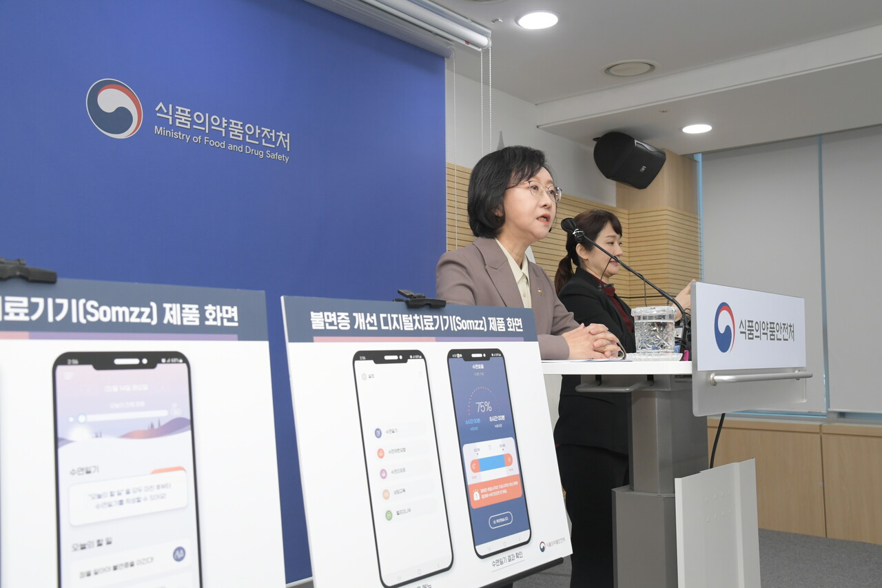 지난 15일 식품의약품안전처 오유경 처장이 국내 첫 디지털 치료기기 '솜즈'에 대해 설명하고 있다. 