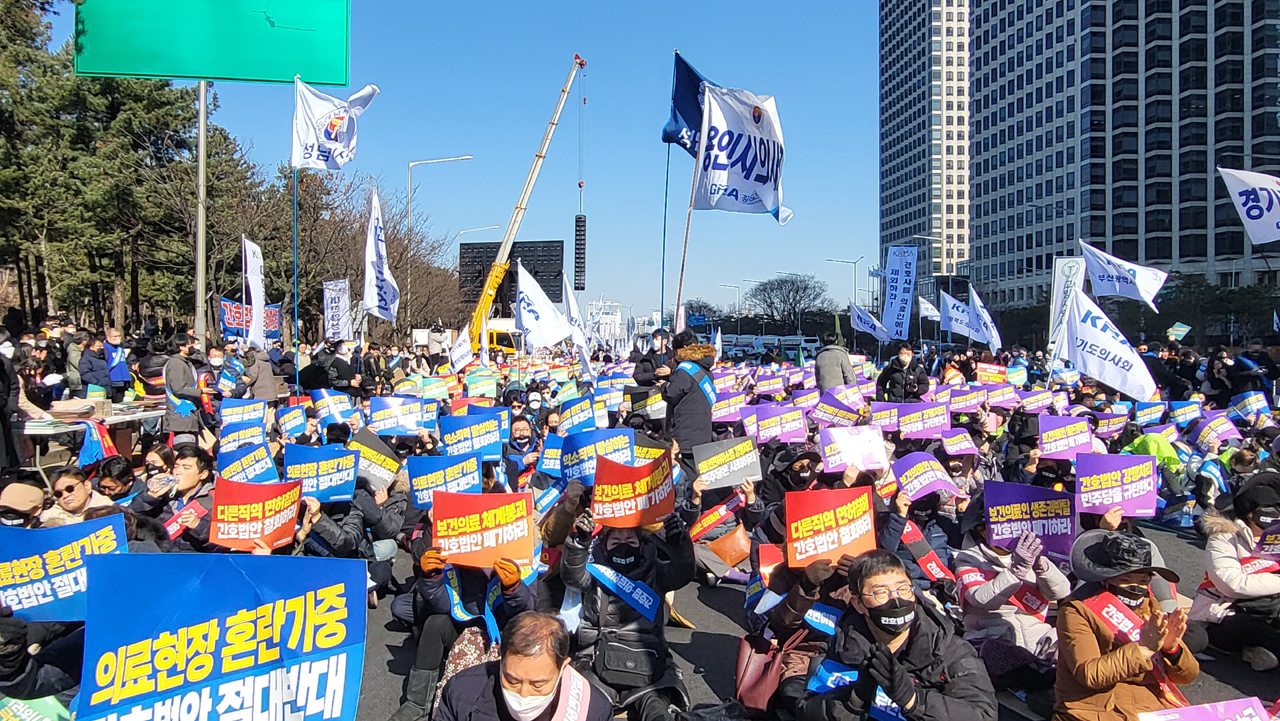 26일 오후 2시 서울 여의도공원 앞에서 열린 '간호법·의료인면허법 강행 처리 규탄 보건복지의료연대 400만 총궐기대회'에는 주최 측 추산 5만명이 모였다(ⓒ청년의사).