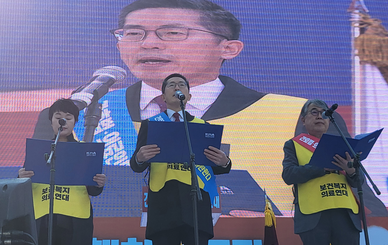 (왼쪽부터) 대한간호조무사 곽지연 회장과 대한의사협회 이필수 회장, 대한임상병리사협회 장인호 회장은 26일 총궐기대회에서 간호법을 폐기할 때까지 연대해 투쟁하겠다고 강조했다(ⓒ청년의사).