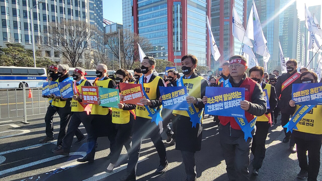 대한의사협회 비상대책위원회가 28일 '의료악법 저지 투쟁 결의문'을 발표하고 회원 단결과 참여를 호소했다. 사진은 지난 26일 열린 간호법·면허취소법 강행처리 규탄 보건복지의료연대 총궐기대회(ⓒ청년의사).