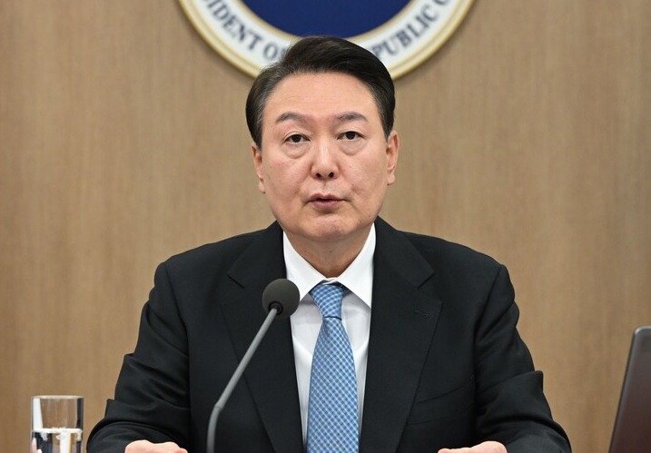 윤석열 대통령은 근로시간 개편안이 주 최대 69시간 근무로 논란이 되자 재검토를 지시한 것으로 알려졌다(사진 출처: 대통령실).