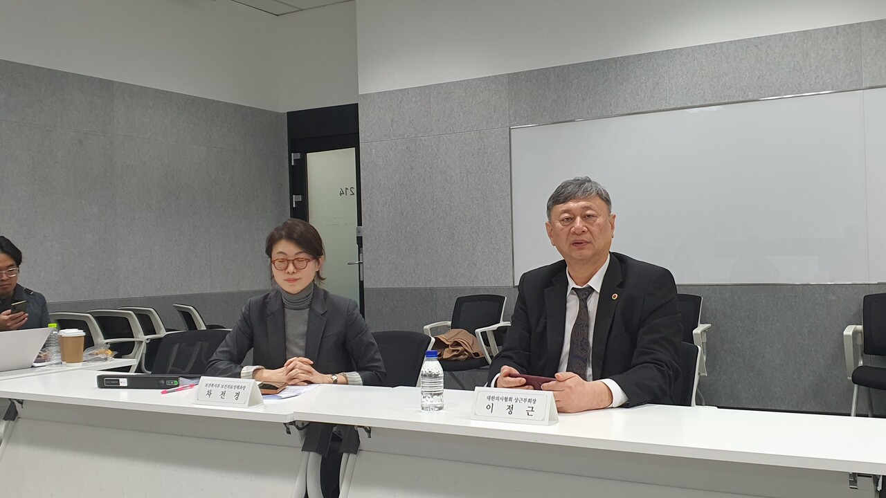 보건복지부 차전경 보건의료정책과장(왼쪽)과 대한의사협회 이정근 상근부회장은 16일 오후 의료현안협의체 3차 회의가 끝난 후 기자들과 만나 논의 결과를 설명했다(ⓒ청년의사).