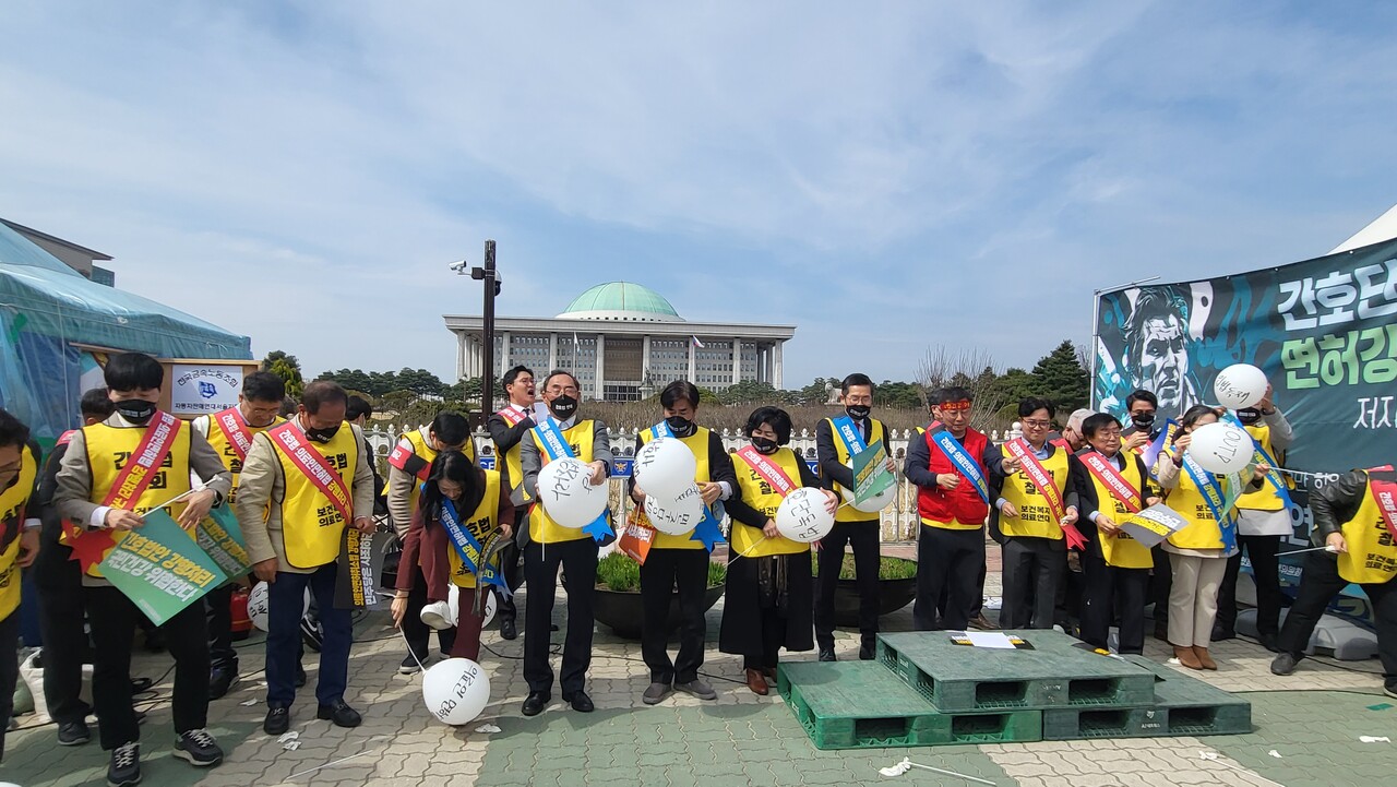 이들은 '민주당 OUT!', '입법폭거', '의료인 면허강탈법', '간호사특혜법' 등의 문구가 적힌 하얀 풍선을 터뜨리는 퍼포먼스를 통해 간호법과 의료인 면허취소법에 강력 대응하겠다는 뜻을 표명했다(ⓒ청년의사).