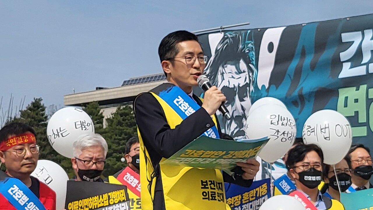 의협 이필수 회장도 간호법과 의료인 면허취소법(의료법 개정안)의 부당함을 강조하며 "악법 중 악법"이라고 강하게 비판했다(ⓒ청년의사).